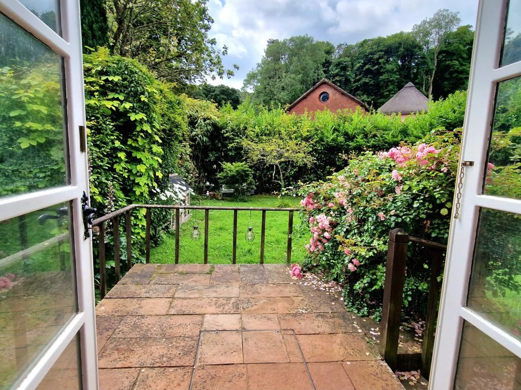 Lot: 122 - DETACHED BARN CONVERSION IN COCKINGTON VILLAGE - Gardens